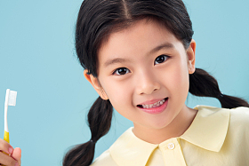 拿着牙刷刷牙的小女孩图片