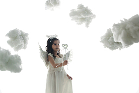 天使装扮的快乐小女孩