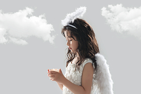 拿着蜡烛的可爱小天使照片