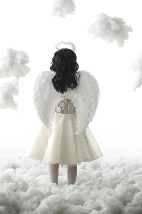 天使装扮的小女孩玩耍