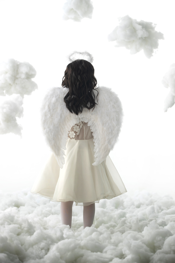 天使装扮的小女孩玩耍 天使装扮的小女孩玩耍