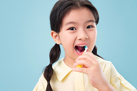 拿着牙刷刷牙的小女孩