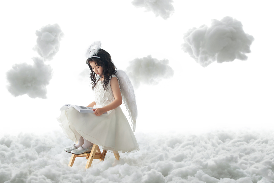 坐在梯子上看书的小天使 坐在梯子上看书的小天使