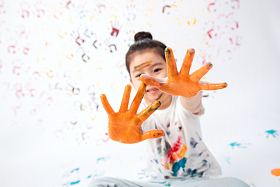 手上涂满颜料的小女孩