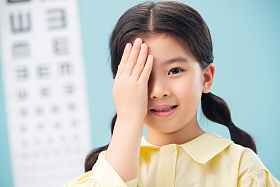 小女孩测视力照片