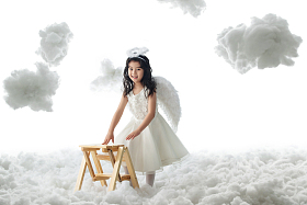 站在梯子上的小天使图片