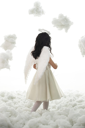 天使装扮的小女孩玩耍