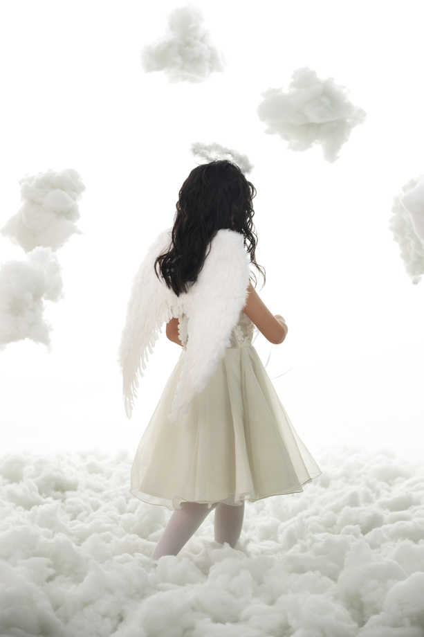 天使装扮的小女孩玩耍 天使装扮的小女孩玩耍