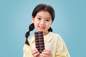 吃巧克力的小女孩图片