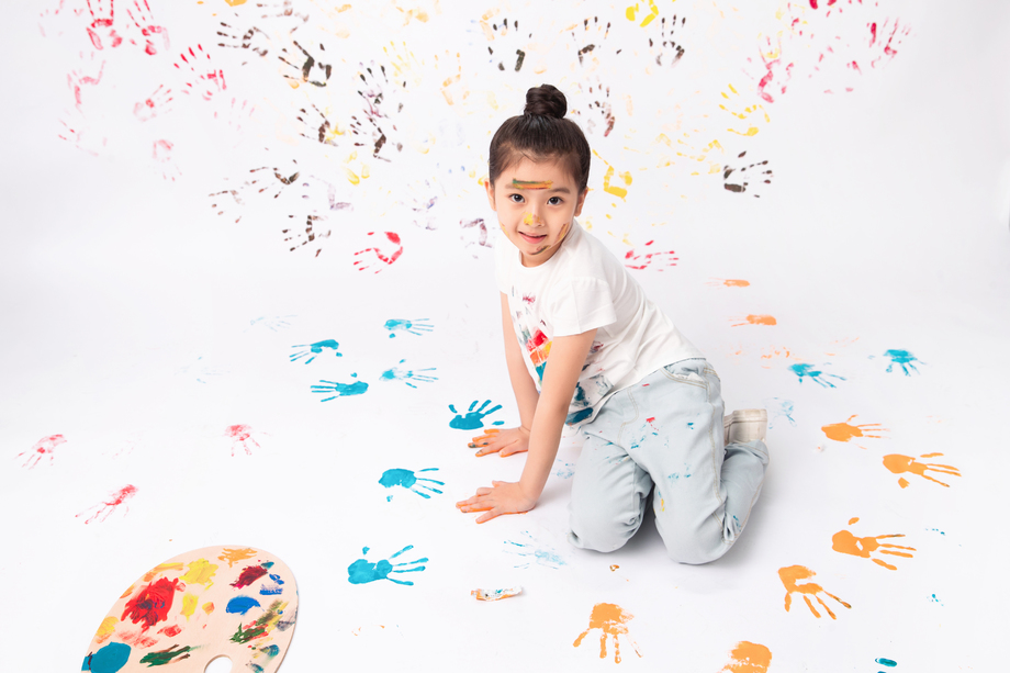 手上涂满颜料画画的小女孩 手上涂满颜料画画的小女孩