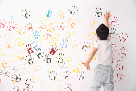 手上涂满颜料画画的小女孩照片