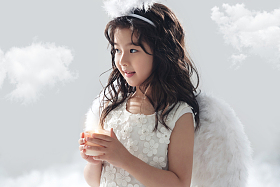 拿着蜡烛的可爱小天使