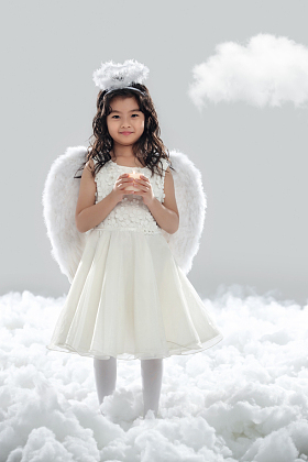 拿着蜡烛的快乐小天使