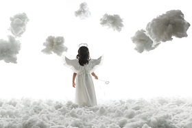 天使装扮的小女孩背影