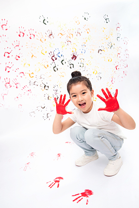 手上涂满颜料的小女孩