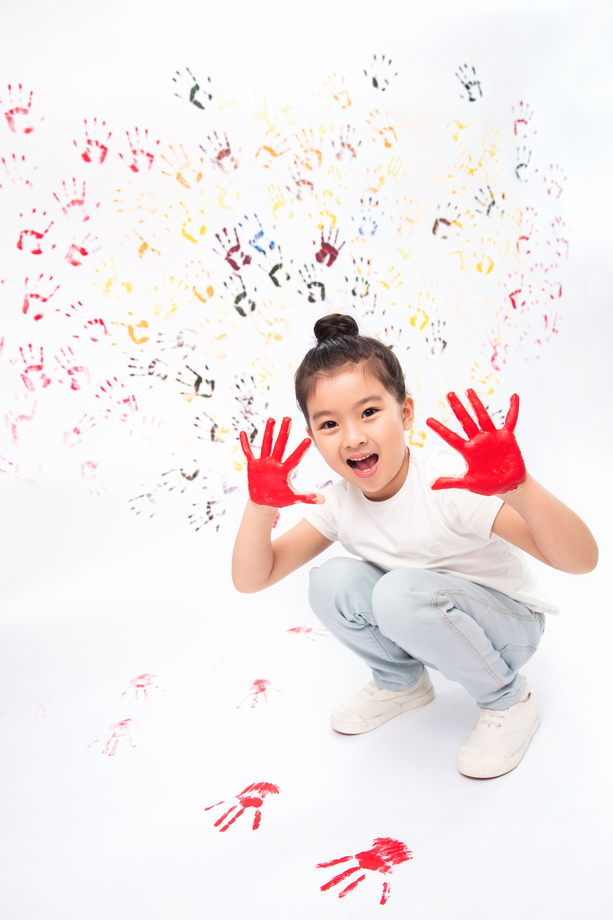 手上涂满颜料的小女孩 手上涂满颜料的小女孩