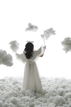 天使装扮的小女孩背影图片