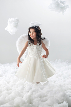 快乐的小天使玩耍