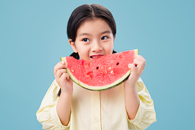 小女孩吃西瓜照片