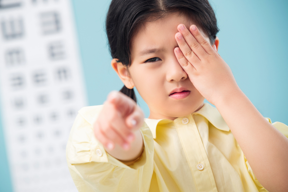 小女孩测视力 小女孩测视力