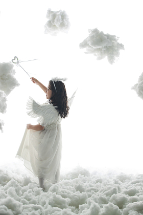 天使装扮的小女孩背影图片