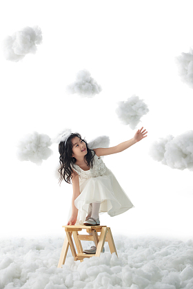 爬上梯子玩耍的小天使图片