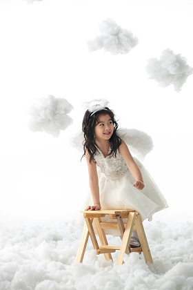 爬上梯子玩耍的小天使照片