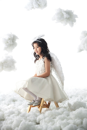 坐着玩耍的快乐小天使图片