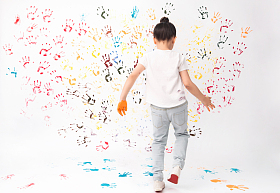 手上涂满颜料画画的小女孩照片