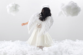 天使装扮的小女孩玩耍