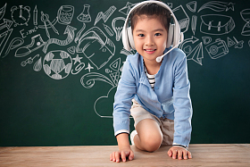 黑板前的小学女生