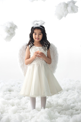 拿着蜡烛的快乐小天使图片