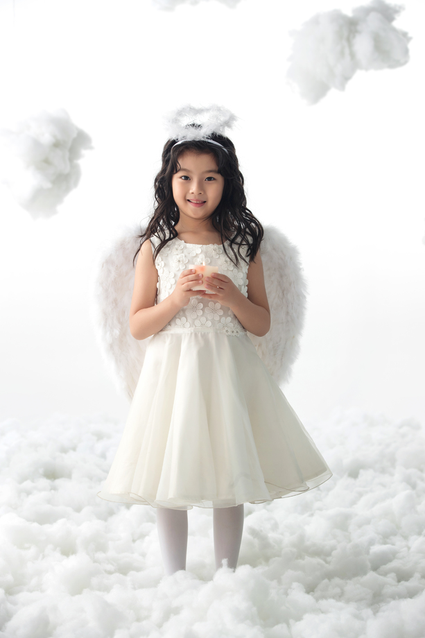 拿着蜡烛的快乐小天使图片 拿着蜡烛的快乐小天使图片