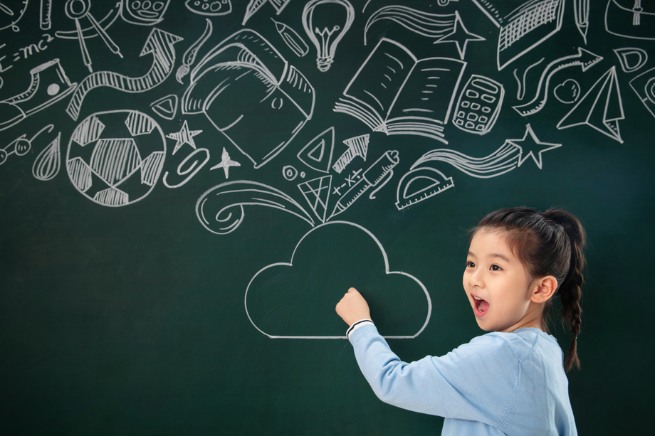 站着黑板前的小学女生 站着黑板前的小学女生