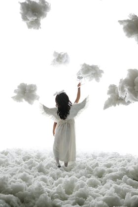 天使装扮的小女孩背影