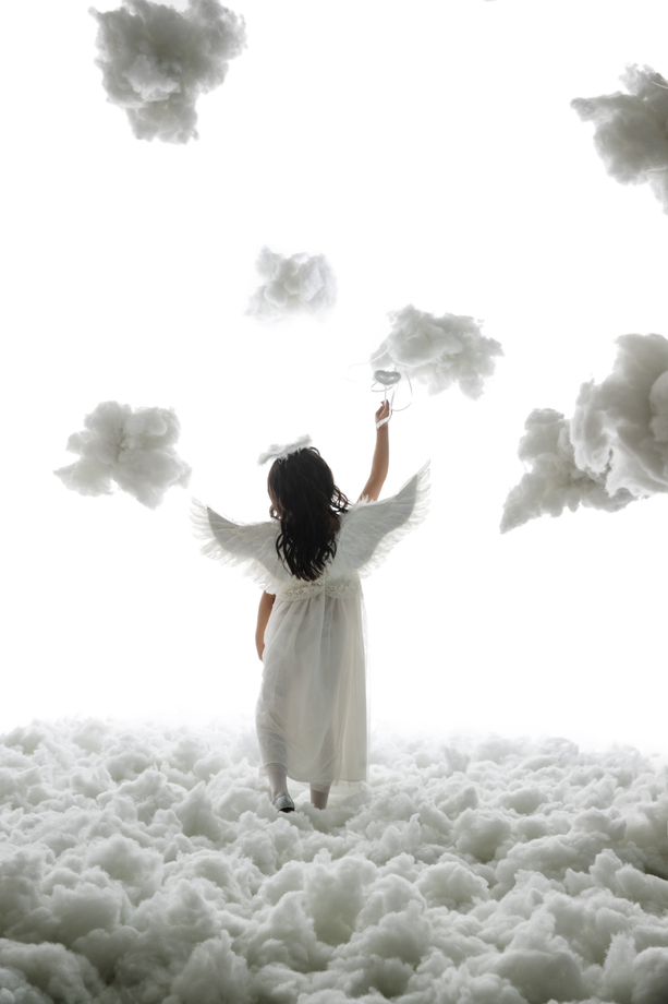 天使装扮的小女孩背影