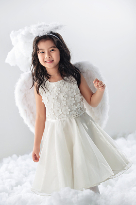 快乐的小天使玩耍