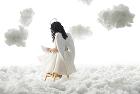 坐在梯子上看书的小天使