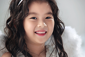 快乐的小女孩照片