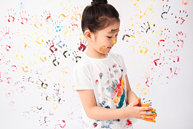 脸上涂满颜料的小女孩图片