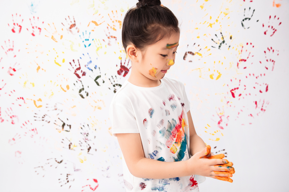 脸上涂满颜料的小女孩图片