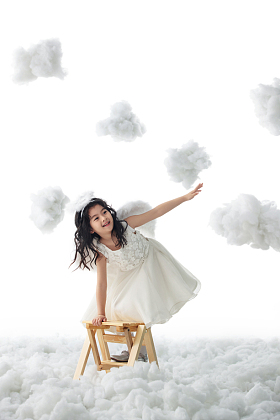 站在梯子上玩耍的小天使