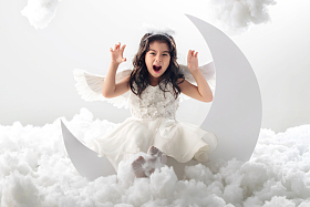 坐在月亮上的快乐小天使