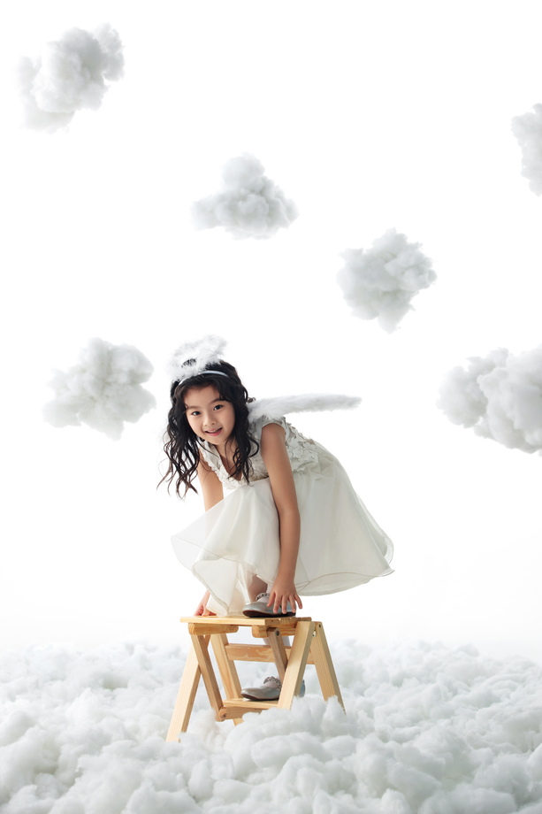 站在梯子上玩耍的小天使照片 站在梯子上玩耍的小天使照片