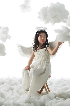 坐着玩耍的快乐小天使