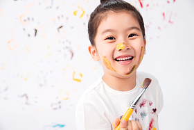 拿画笔画画的小女孩图片