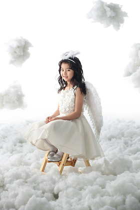 坐着玩耍的快乐小天使图片