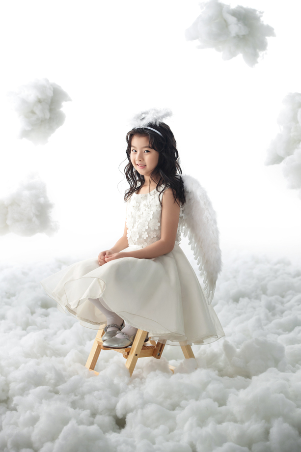 坐着玩耍的快乐小天使图片 坐着玩耍的快乐小天使图片