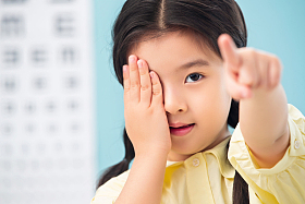 小女孩测视力照片
