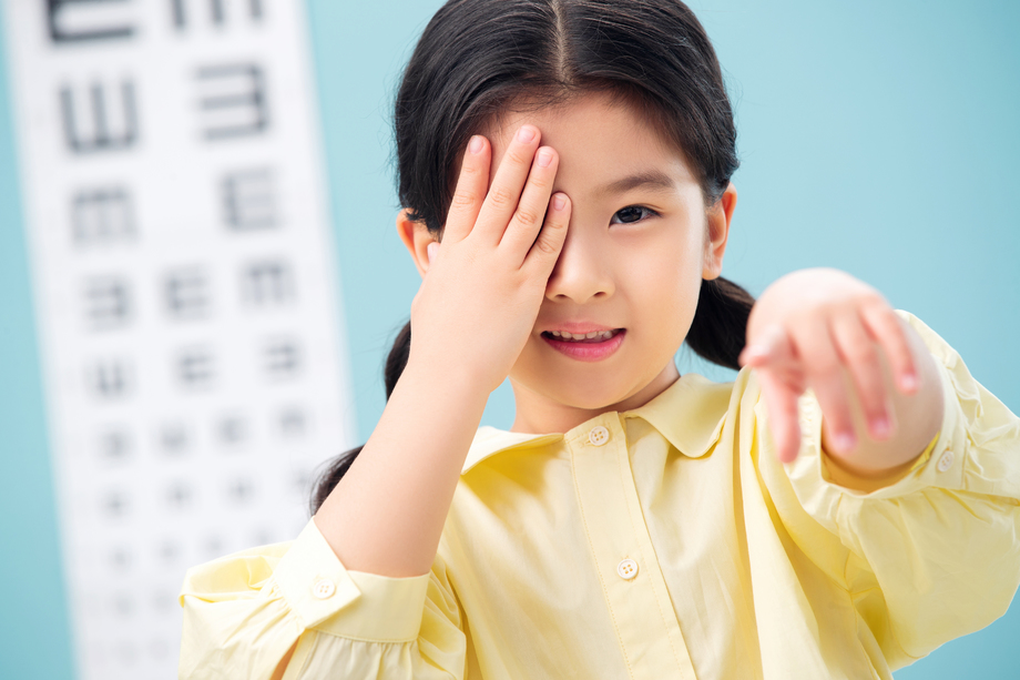 小女孩测视力图片